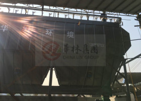 国外矿热炉配套袋式除尘器运行正常